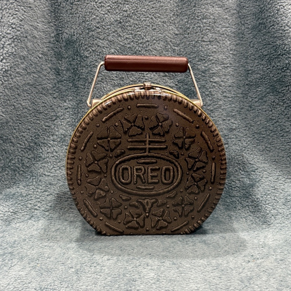 Oreo Cookie-Shaped tin/tote
